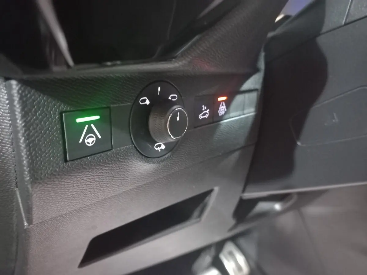Gros plan sur les commandes d’aide à la conduite dans l’habitacle du DS7 Crossback gris foncé, côté conducteur.