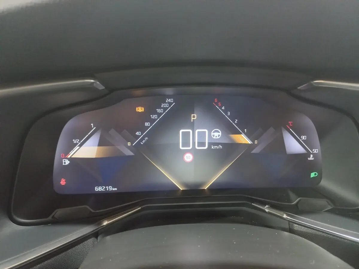 Gros plan sur le tableau de bord numérique du DS7 Crossback 2021, affichage moderne avec compteurs digitaux.