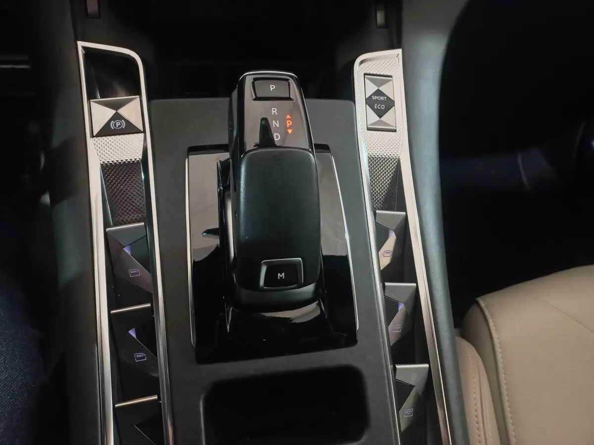 Vue rapprochée de la console centrale noire du DS7 Crossback 2021, avec levier de vitesse automatique et boutons multifonctions.