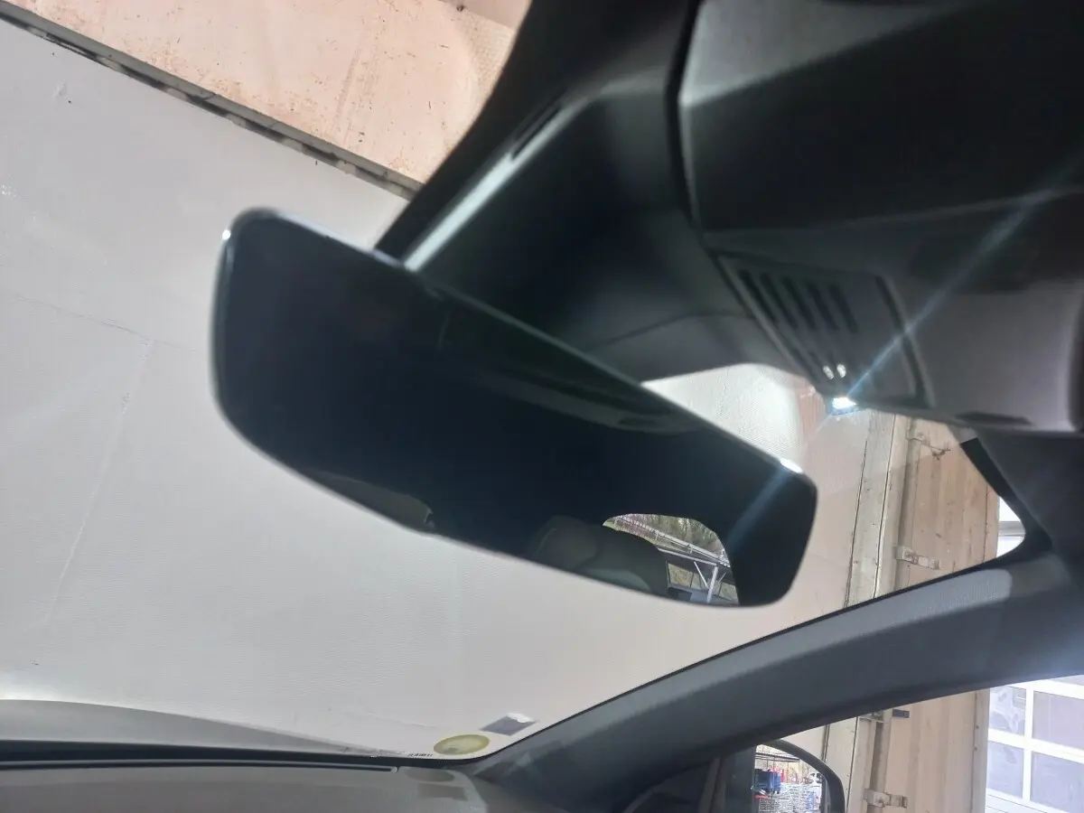 Vue intérieure centrée sur le rétroviseur intérieur du DS7 Crossback 2021, avec partie du pare-brise et montant gris foncé visibles.