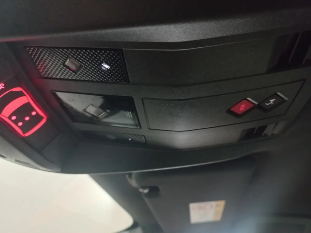 Vue intérieure du plafond avant du DS7 Crossback gris foncé, avec boutons SOS et éclairage intégrés.