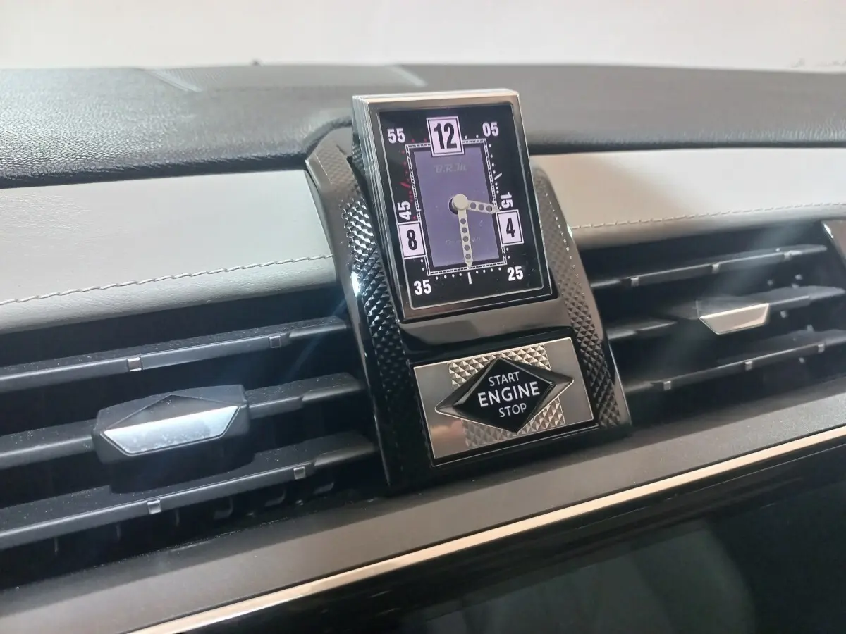Gros plan sur l'horloge digitale et le bouton start/stop noir dans l'habitacle gris clair du DS7 Crossback 2021.