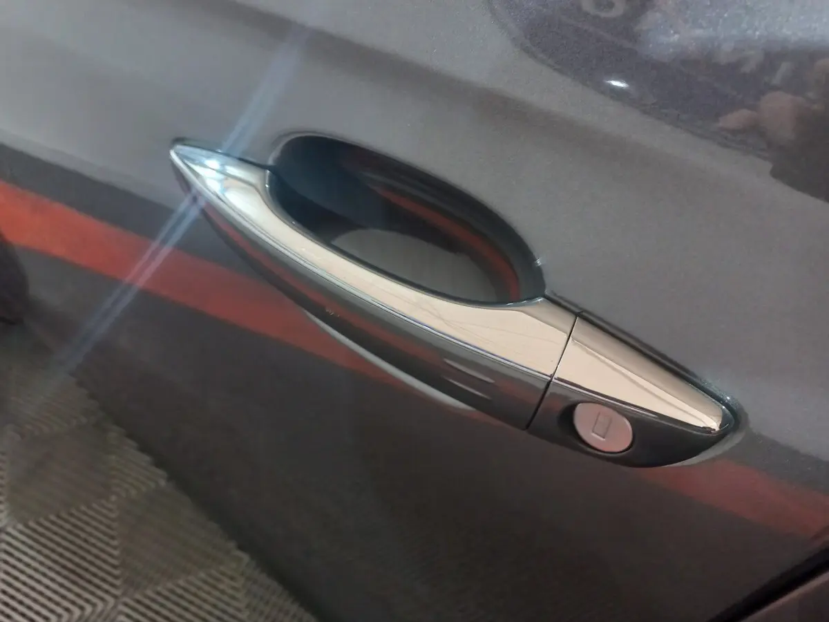 Poignée de porte chromée sur la portière gris foncé côté droit du DS7 Crossback BlueHDi 130 Automatique RIVOLI 2021.