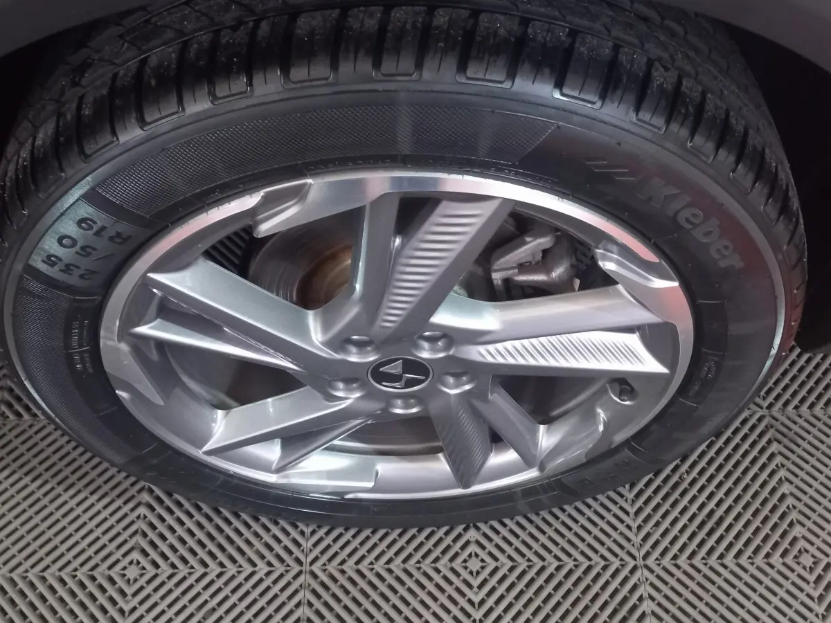 Gros plan sur la jante alliage argentée et le pneu Kleber du DS7 Crossback gris foncé, vue latérale rapprochée.