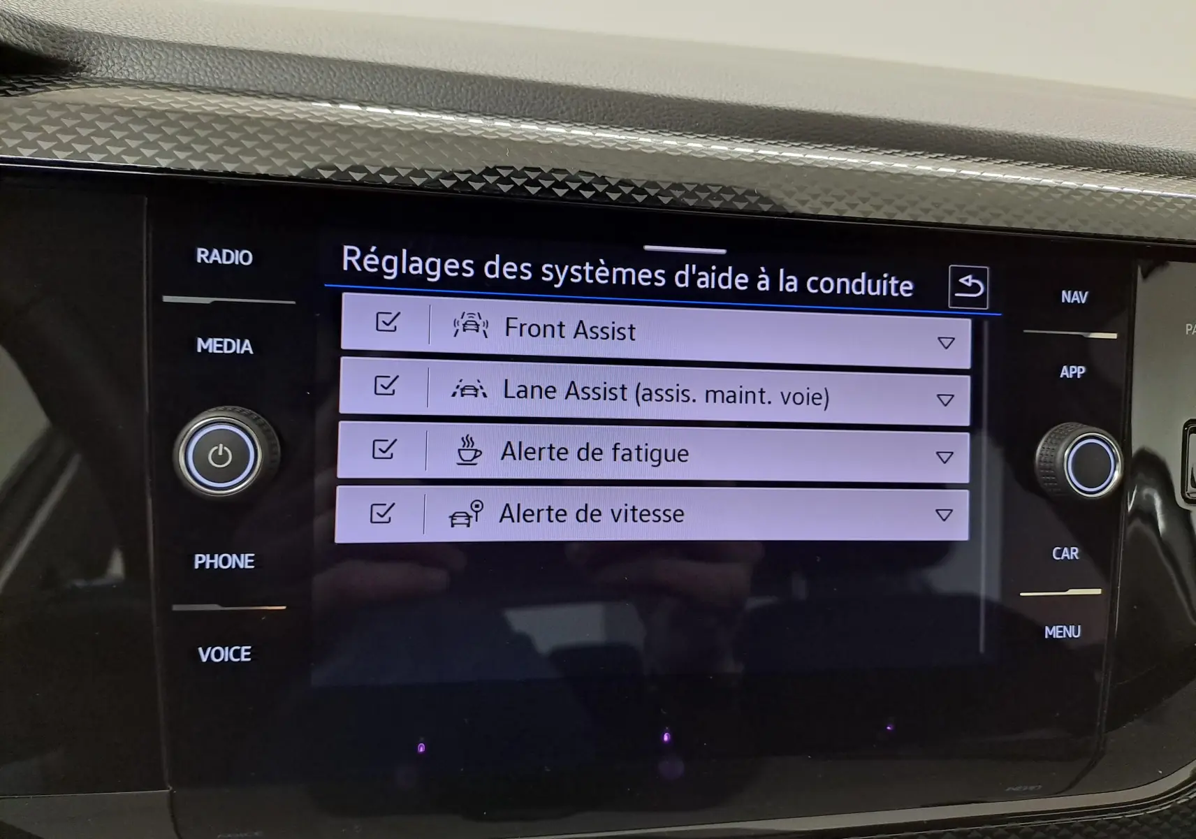 Écran tactile intérieur de la Volkswagen Polo 2024 affichant les réglages des aides à la conduite.