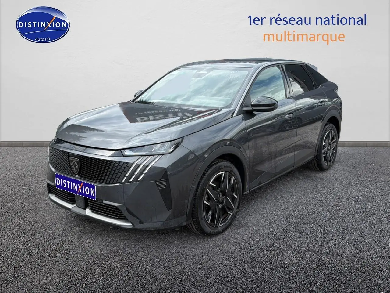 Peugeot 3008 gris titane en 3/4 avant droit, avec calandre noire et jantes alliage distinctives.