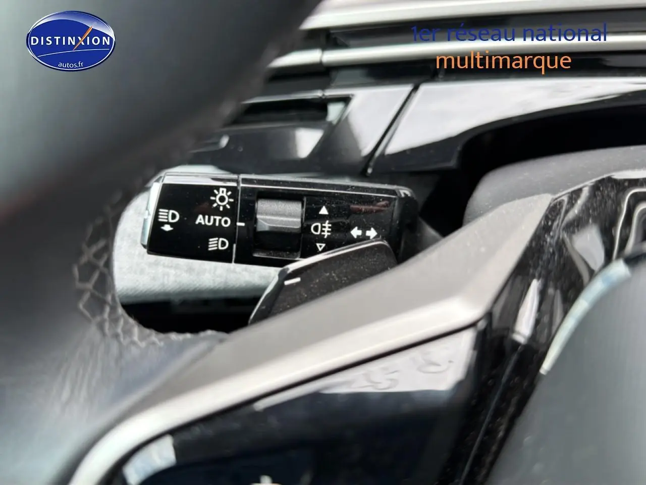 Gros plan sur la commande des phares automatiques et clignotants du Peugeot 3008 hybride, vue côté conducteur.