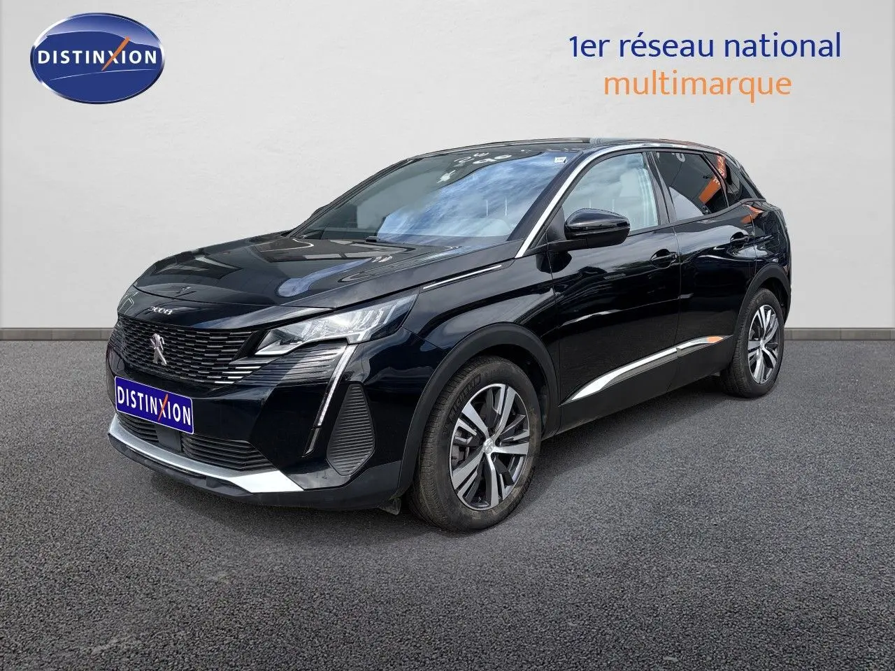Peugeot 3008 Hybrid noir métal en 3/4 avant droit, avec jantes alliage et calandre distinctive.
