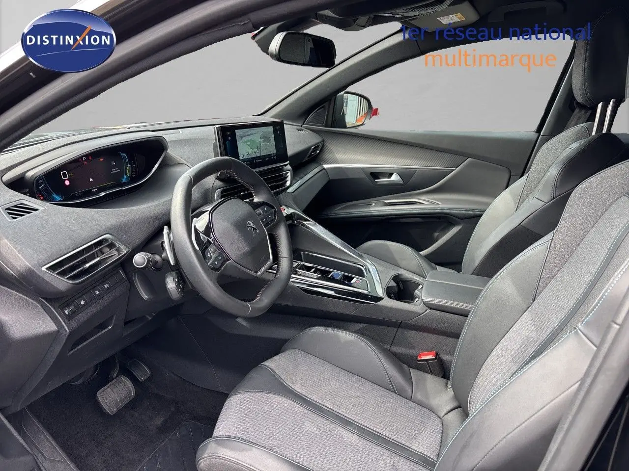 Intérieur avant du Peugeot 3008 Hybrid 180ch noir métal 2024, avec tableau de bord numérique et sièges tissu-cuir gris.