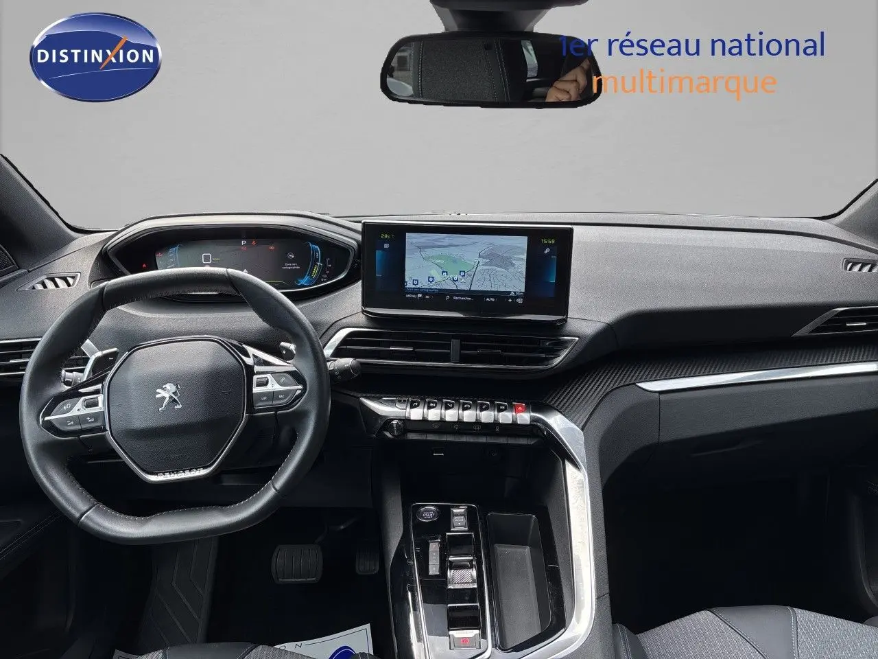 Intérieur noir du Peugeot 3008 Hybrid 180ch 2024, vue frontale du tableau de bord avec écran tactile et volant compact.