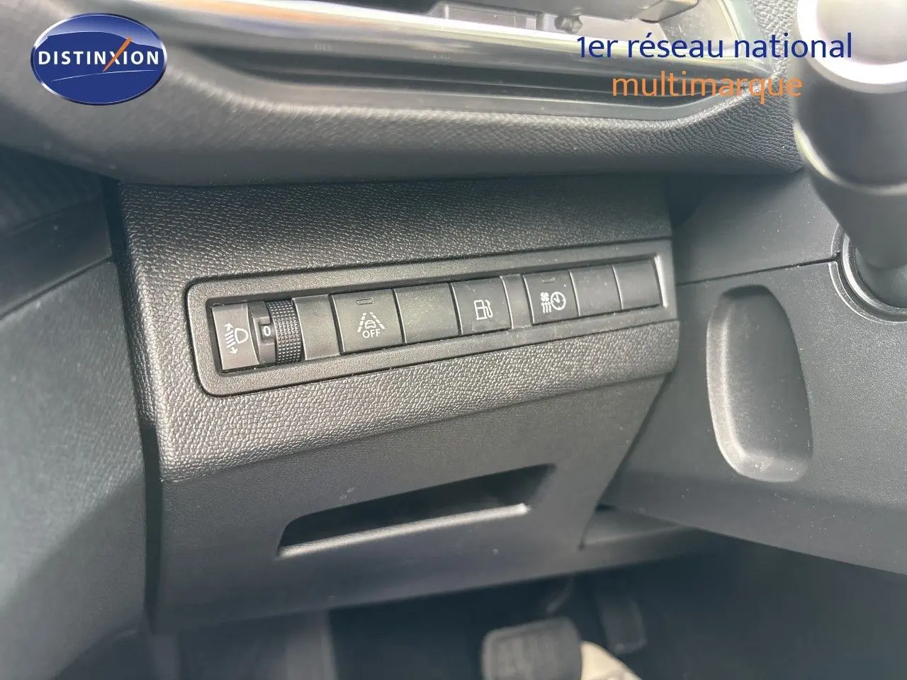 Gros plan sur les commandes latérales noires du tableau de bord du Peugeot 3008 Hybrid 2024, côté gauche du conducteur.