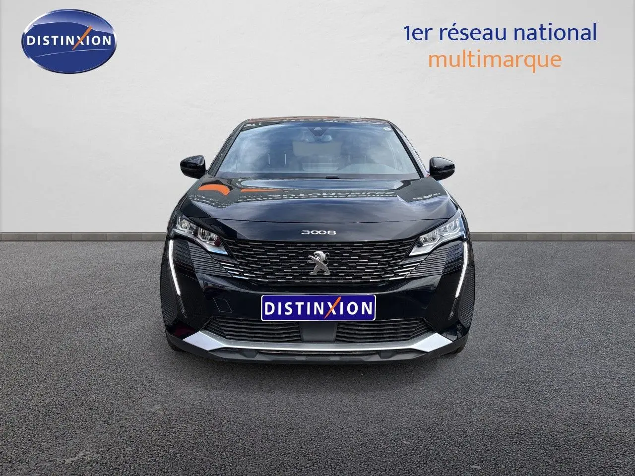 Vue avant du Peugeot 3008 Hybrid 180ch noir métal, mettant en valeur sa calandre distinctive et ses feux LED fins.
