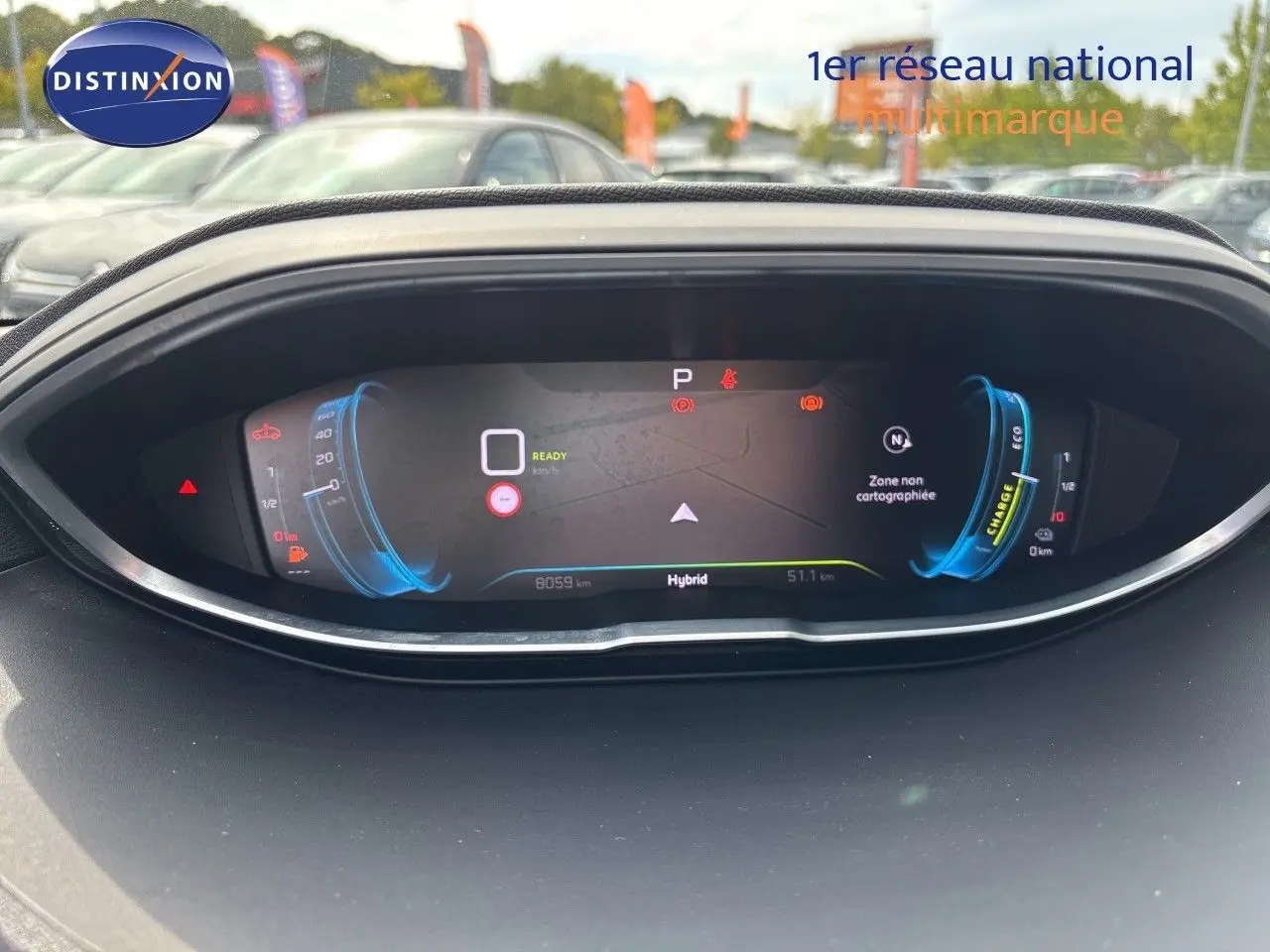 Vue rapprochée du tableau de bord numérique du Peugeot 3008 Hybrid 180ch, affichage hybride et autonomie visible.