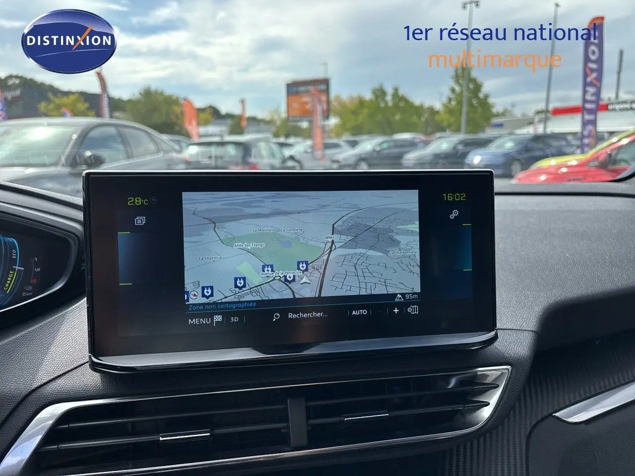 Vue intérieure du tableau de bord du Peugeot 3008 Hybrid 180ch Allure 2024 noir métal, avec écran tactile de navigation.