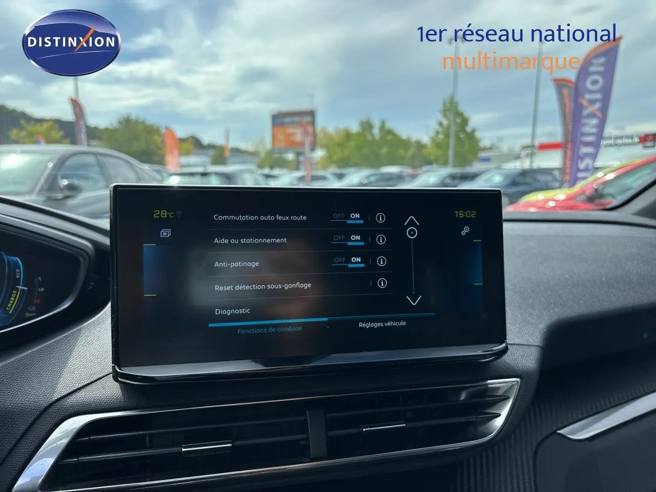 Écran tactile central du Peugeot 3008 Hybrid noir métal 2024 affichant les réglages d’aide à la conduite.