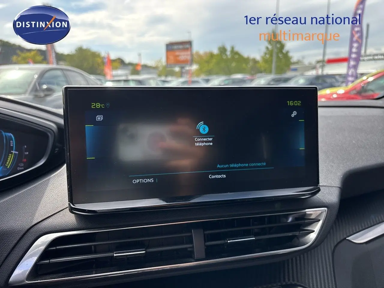 Écran tactile central du tableau de bord du Peugeot 3008 noir métal 2024, affichant la connexion Bluetooth.