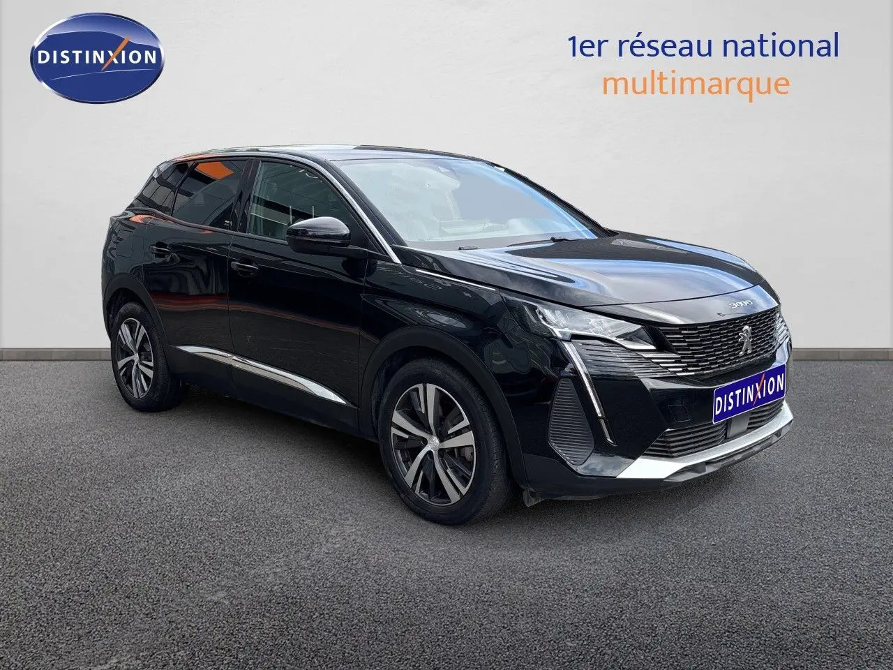 Peugeot 3008 hybride rechargeable noir métal en 3/4 avant droit, avec calandre distinctive et jantes alliage.