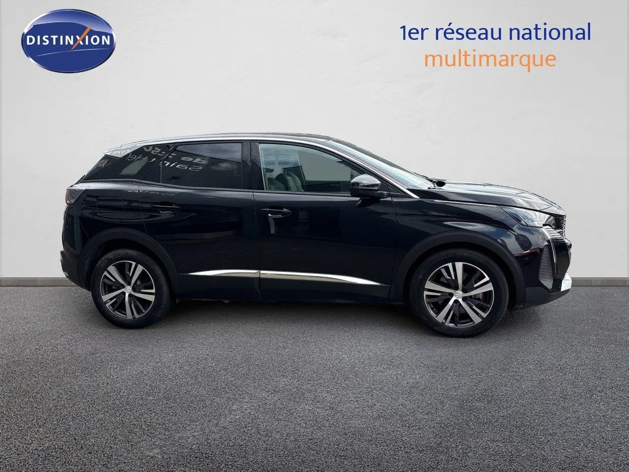 Profil droit du Peugeot 3008 HYBRID 180CH BVA8 Allure noir métal, soulignant ses jantes alliage et sa silhouette dynamique.