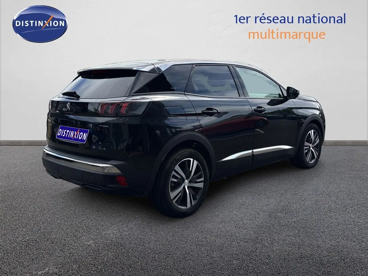 Peugeot 3008 Hybrid 180ch noir métal, vue 3/4 arrière droit, avec jantes alliage et vitres teintées.