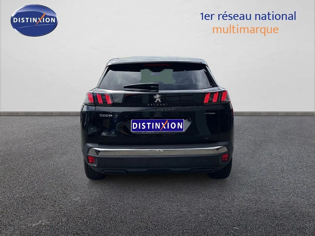 Vue arrière d’un Peugeot 3008 HYBRID noir métal 2024 avec feux arrière distinctifs et logo central visible.