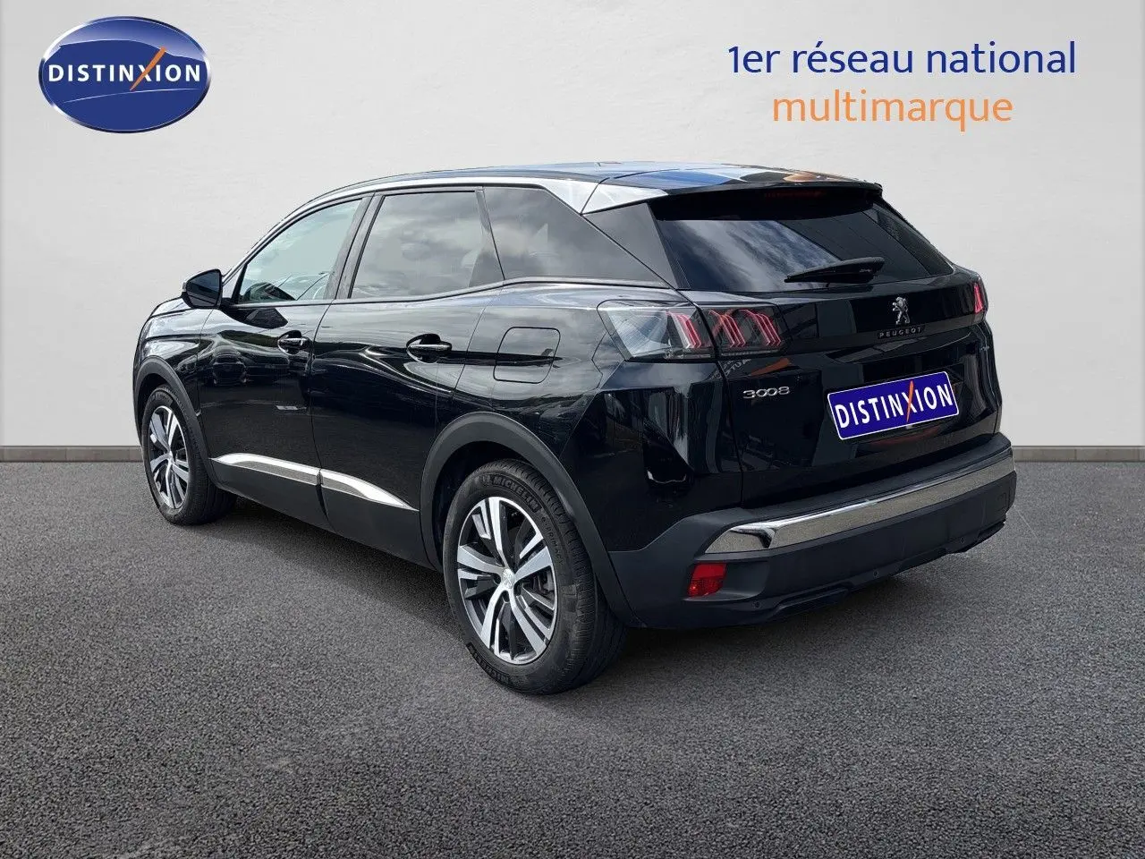 Peugeot 3008 Hybrid 180ch noir métal en 3/4 arrière droit, avec jantes alliage et feux arrière LED distinctifs.
