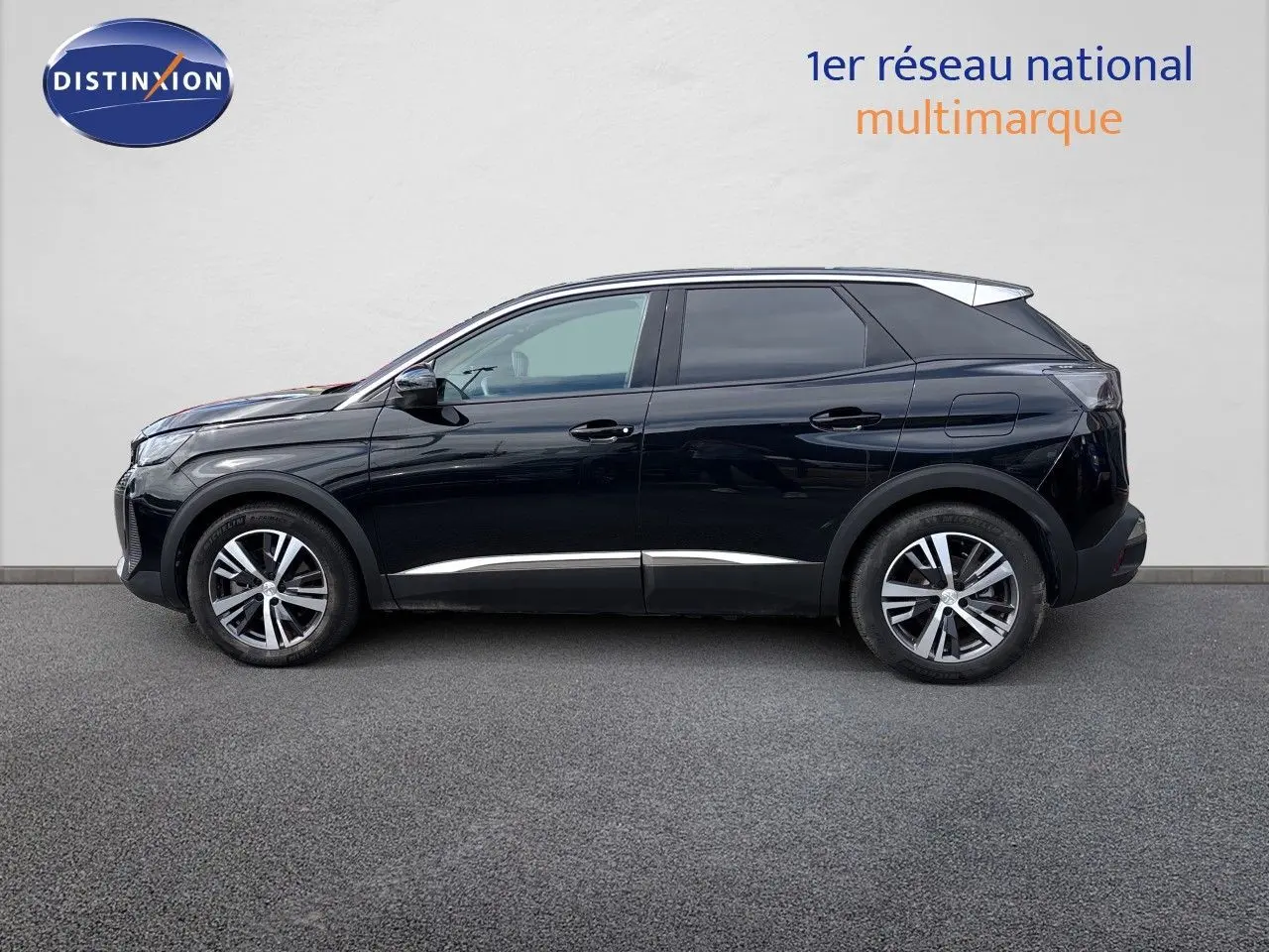 Profil côté gauche du Peugeot 3008 Hybrid 180ch noir métal 2024 avec jantes alliage et vitres teintées.