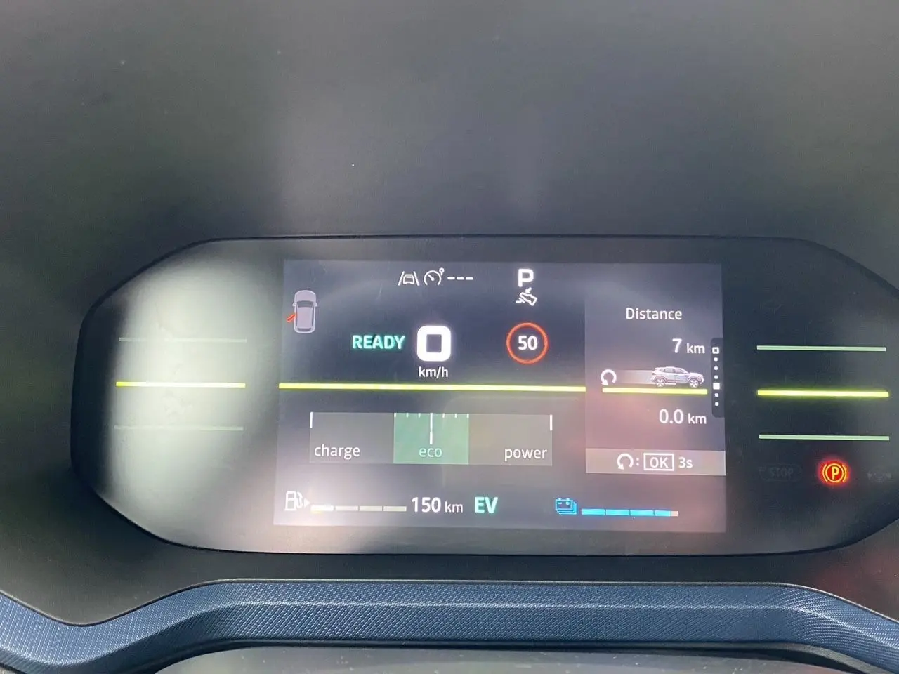 Tableau de bord numérique du Dacia Duster hybride 2025 affichant vitesse, mode éco et autonomie électrique.