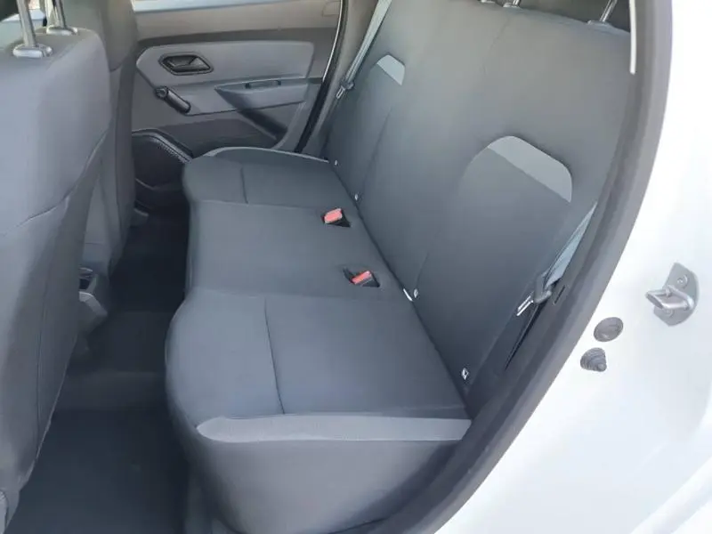 Vue intérieure côté droit sur la banquette arrière en tissu noir du Dacia Duster blanc Glacier 2021.