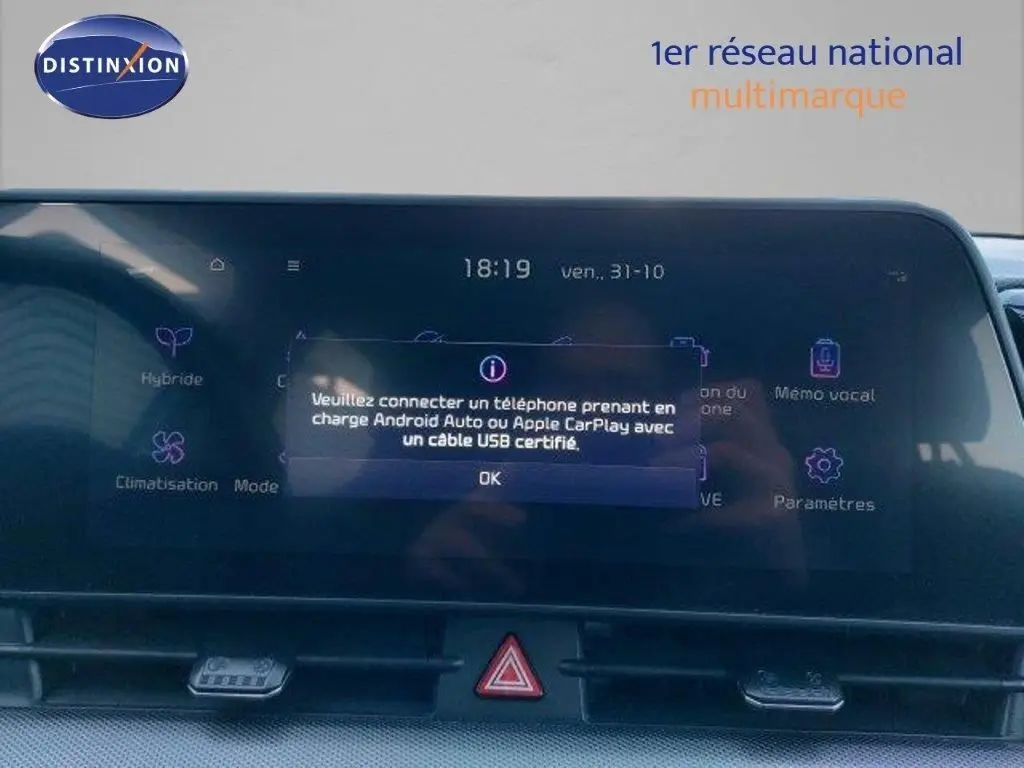 Écran tactile central du Kia Sportage 2024 affichant une demande de connexion Android Auto ou Apple CarPlay.