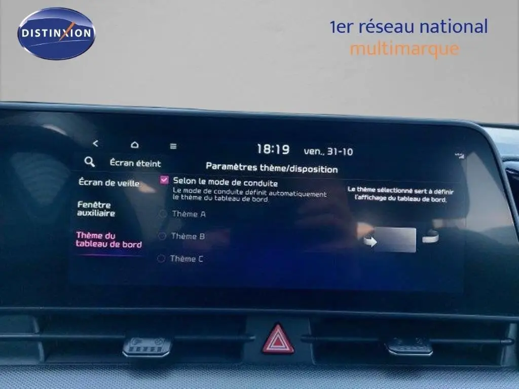 Écran tactile du tableau de bord du Kia Sportage 2024 affichant les paramètres de thème, intérieur noir.