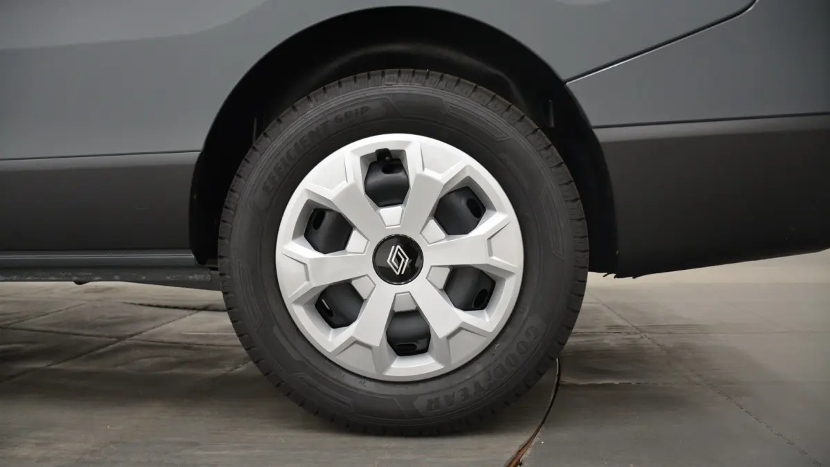 Gros plan sur la roue avant droite grise du Renault Trafic Fourgon 2025 avec jante et logo Renault central.