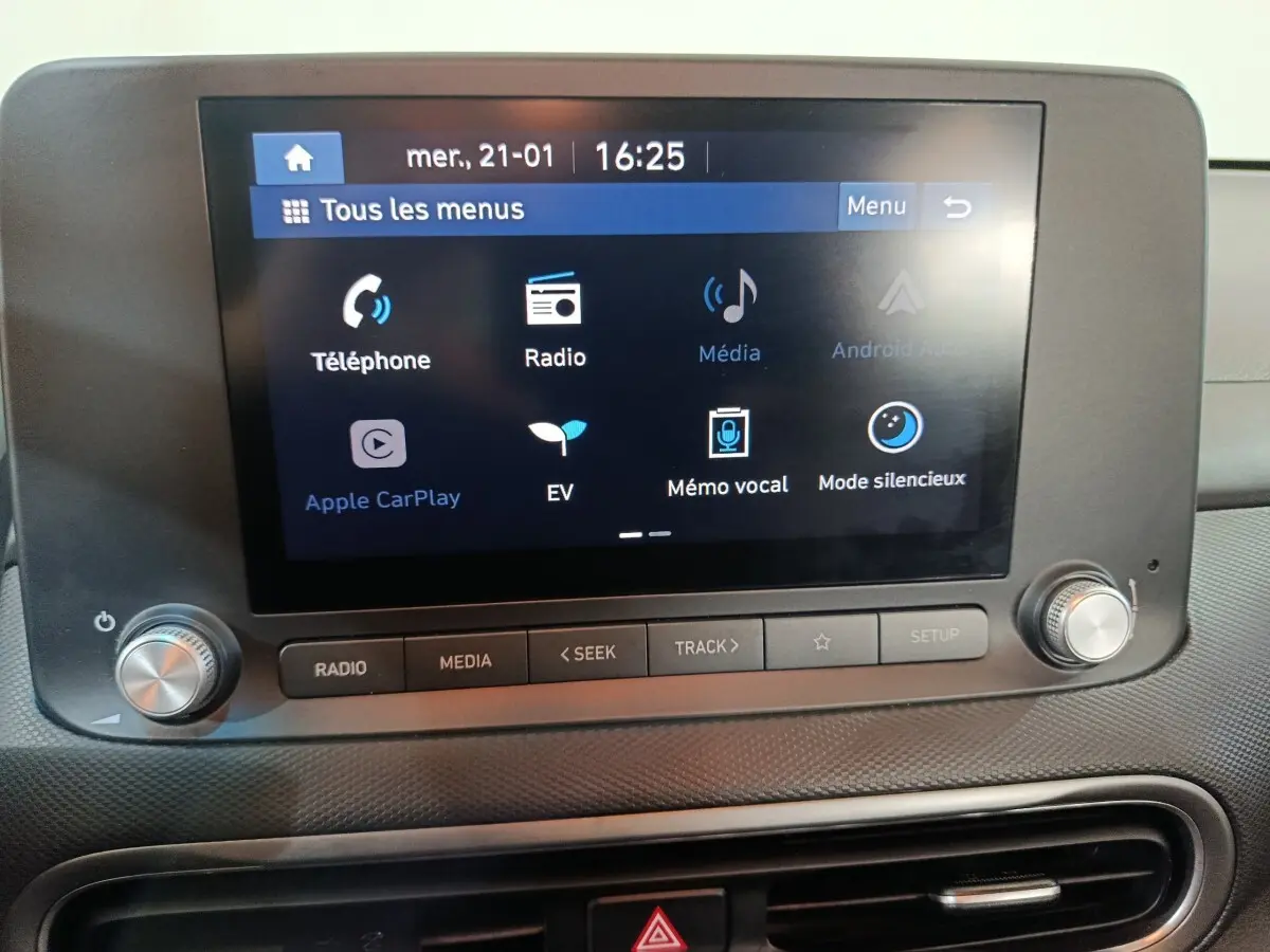 Écran tactile central du tableau de bord de la Hyundai Kona électrique 2022, affichant les menus multimédias.
