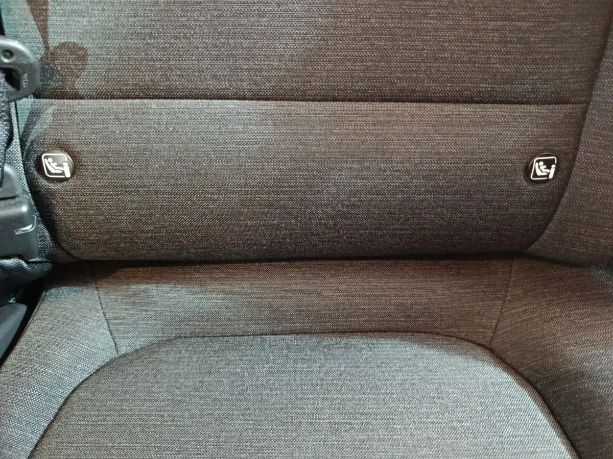 Détail de la banquette arrière grise du Hyundai Kona électrique 2022 avec fixation Isofix visible des deux côtés.