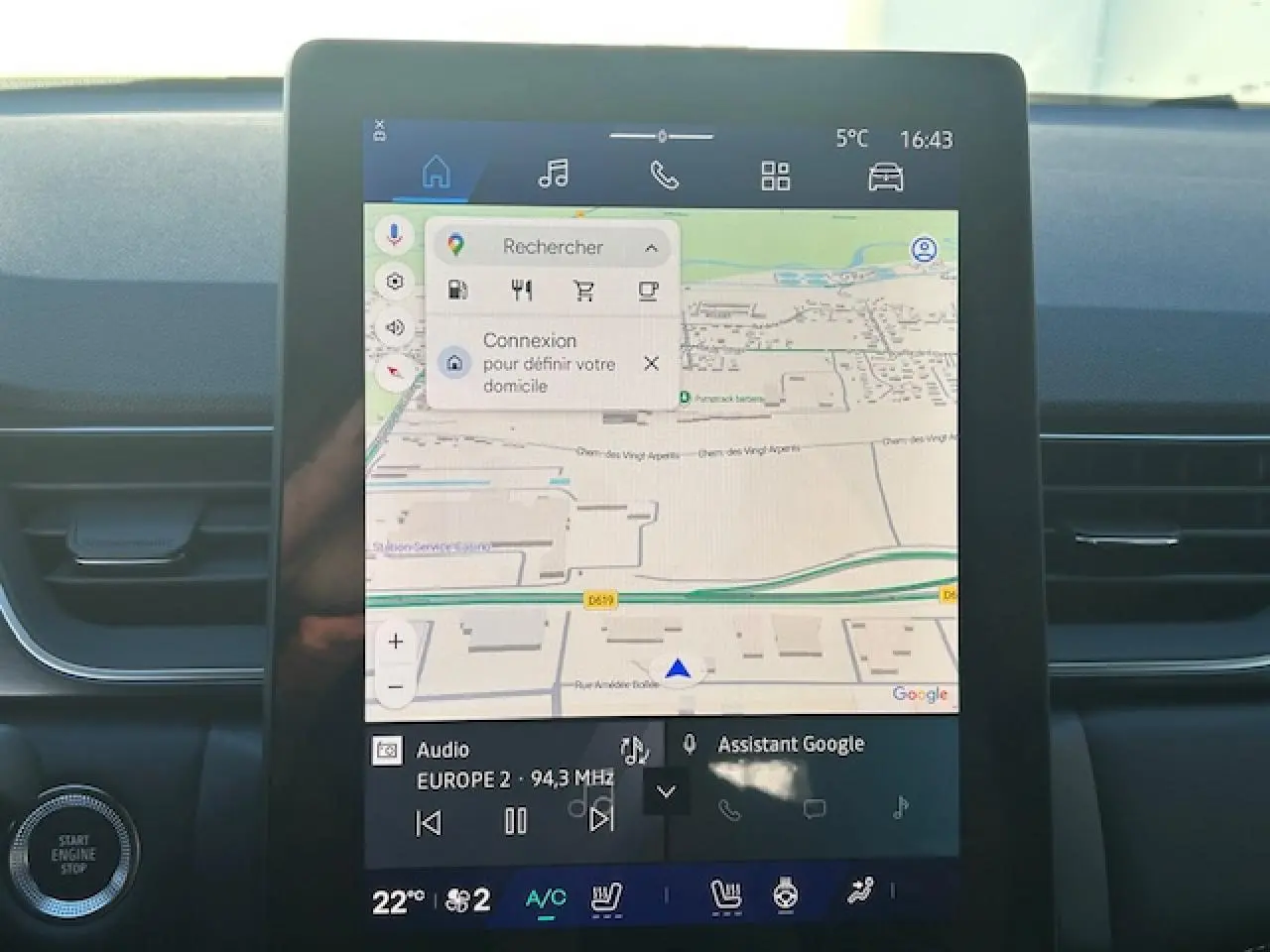 Écran tactile central du tableau de bord du Renault Symbioz 2025 affichant la navigation Google Maps.
