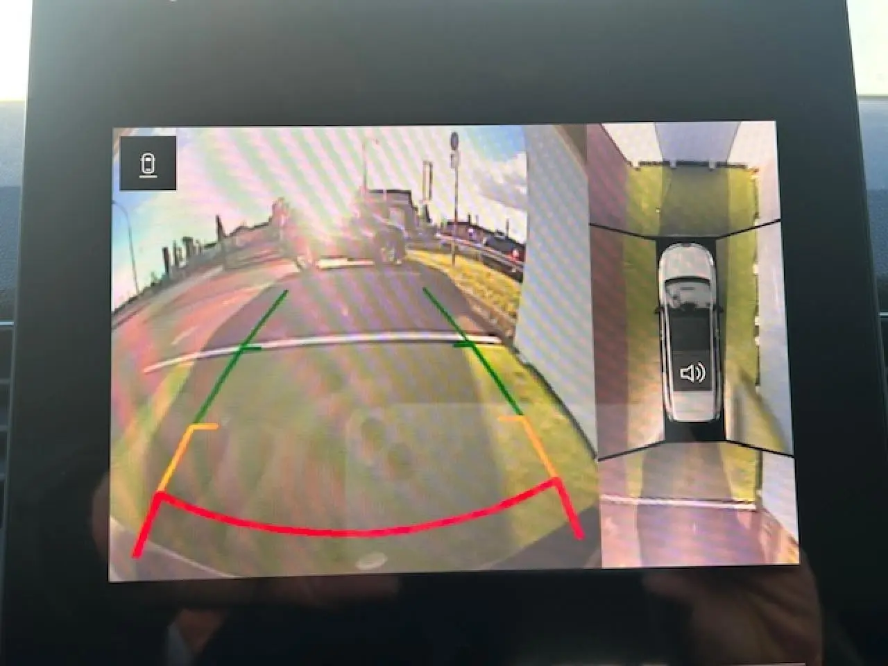 Affichage écran caméra 360° et recul du Renault Symbioz blanc nacré, vue arrière et vue aérienne du véhicule en stationnement.
