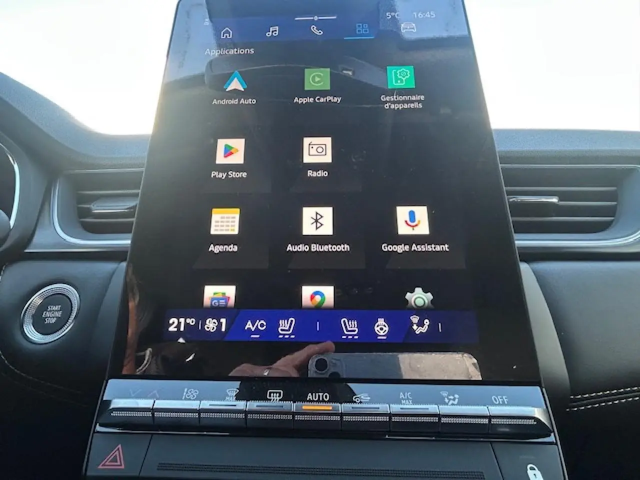 Vue rapprochée de la console centrale tactile verticale du Renault Symbioz blanc nacré, affichant les commandes multimédia et climatisation.