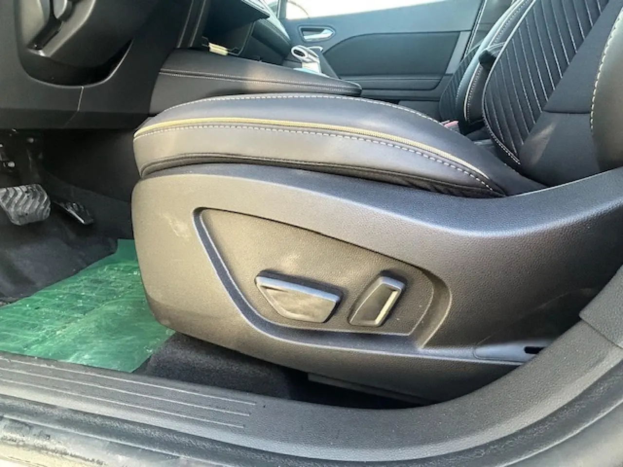 Gros plan sur le côté gauche du siège avant noir avec commandes électriques dans l’habitacle d’une Renault Symbioz 2025.