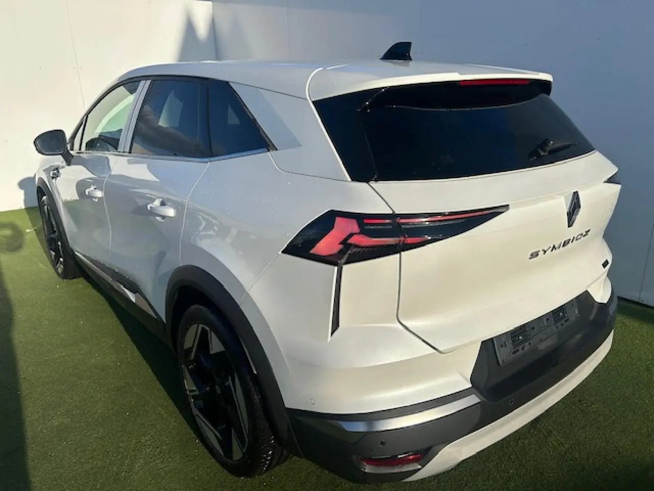 Vue 3/4 arrière droite du Renault SYMBIOZ blanc nacré avec feux arrière LED et jantes alliage noires.