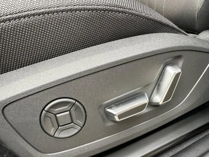 Détail des commandes électriques de réglage du siège conducteur en cuir noir sur Audi Q3 Noir Mythique métallisé.