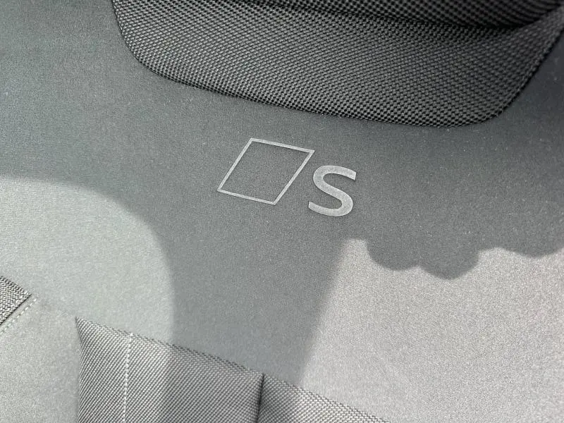 Détail du tapis de sol noir avec logo S, intérieur de l'Audi Q3 2.0 TDI S line 2026.