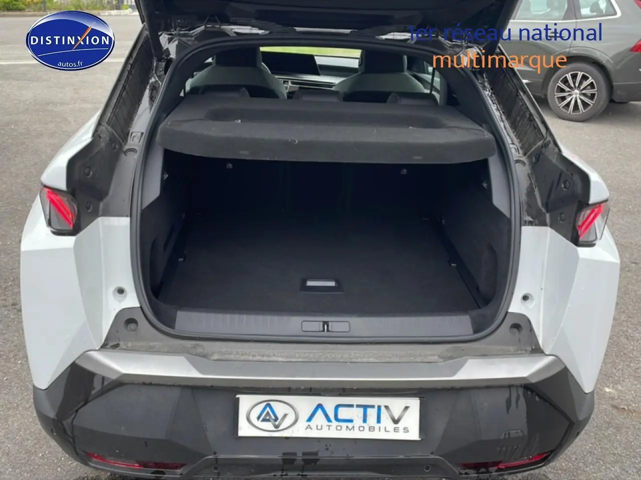 Vue arrière du Peugeot 3008 blanc avec coffre ouvert et hayon relevé, mettant en valeur l’espace de chargement.