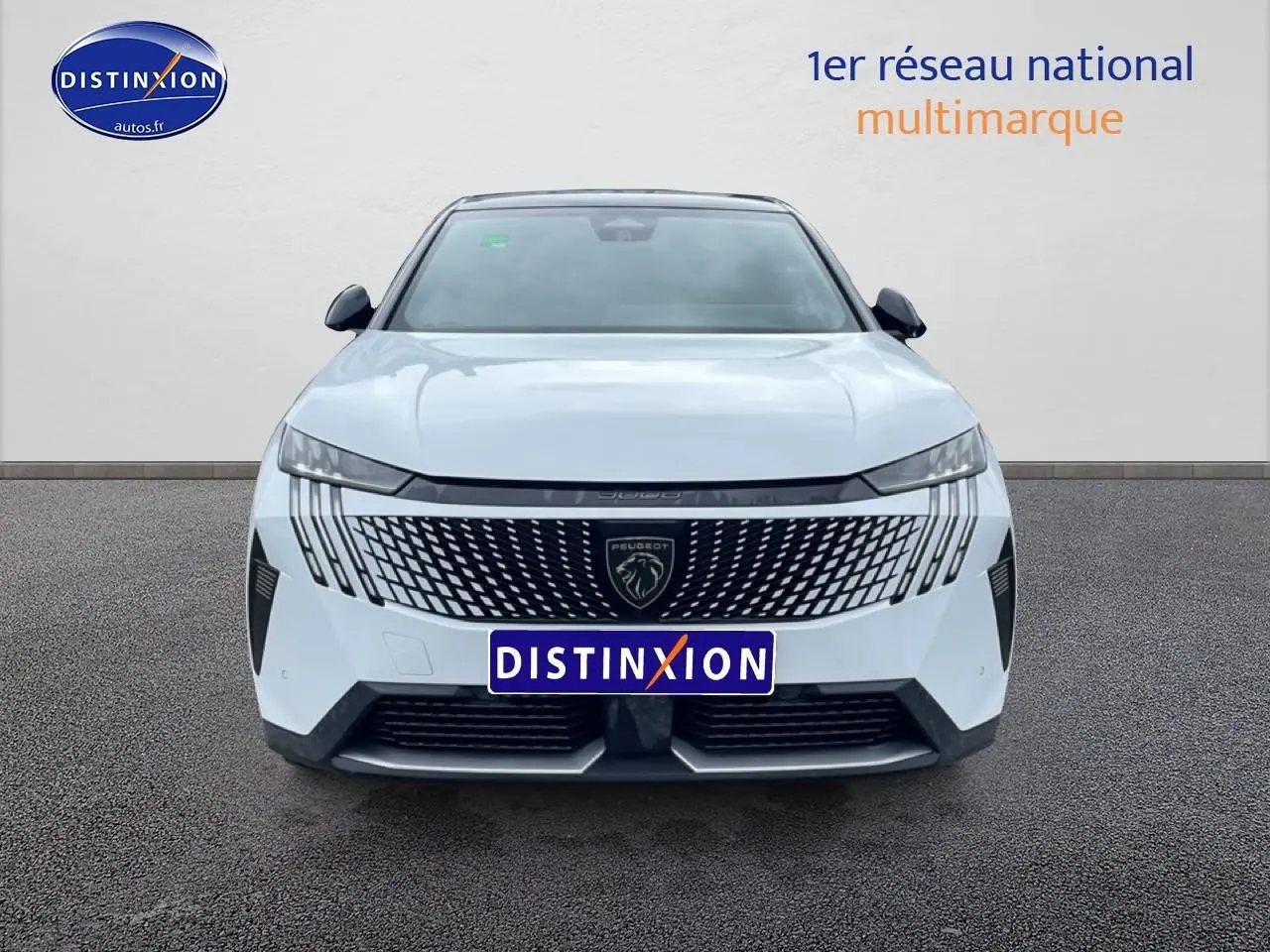Peugeot 3008 blanc vue de face, calandre noire à motif dynamique et phares LED fins intégrés.