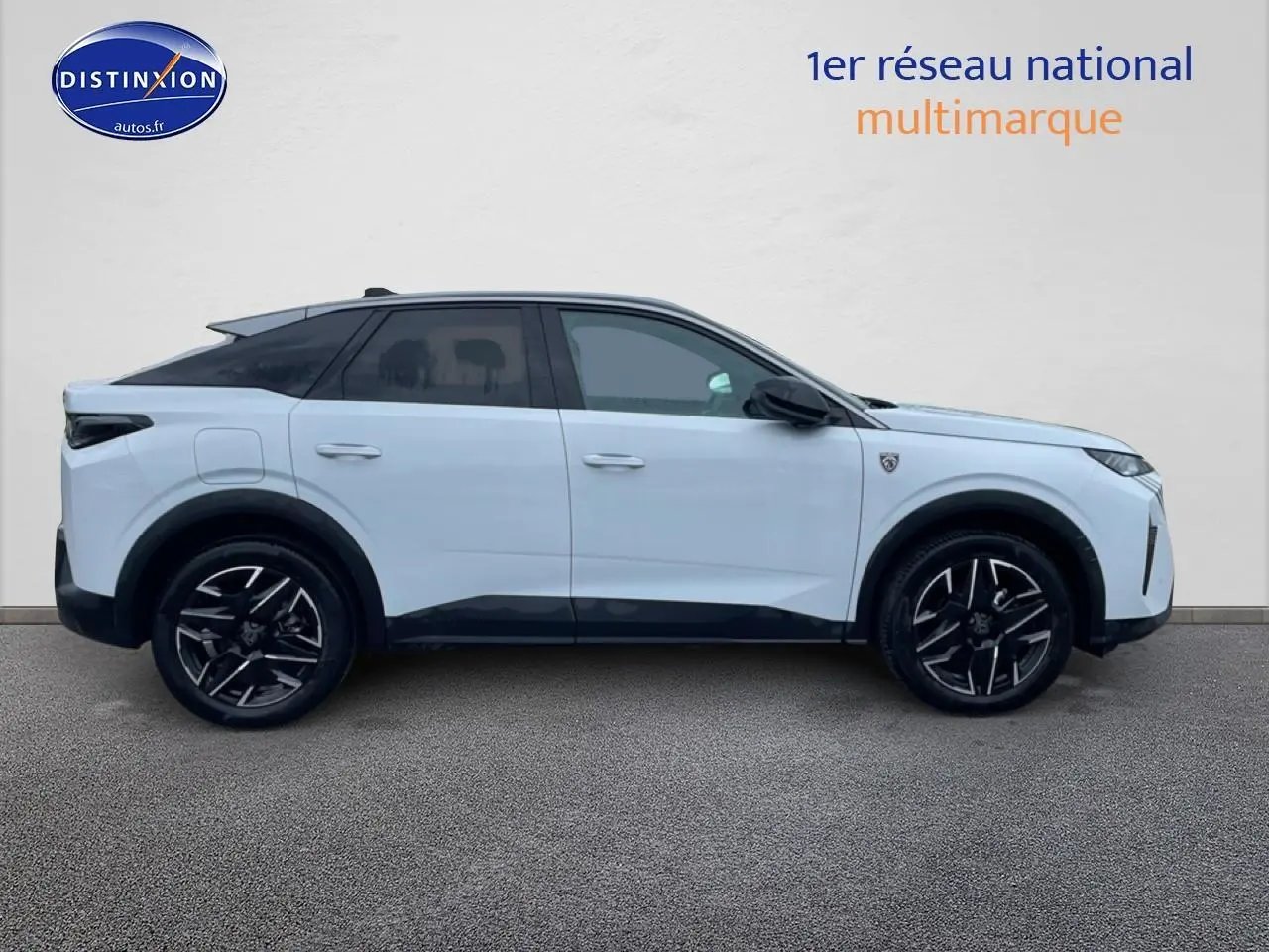 Profil côté gauche du Peugeot 3008 blanc 2025 avec jantes noires et toit noir contrastant.