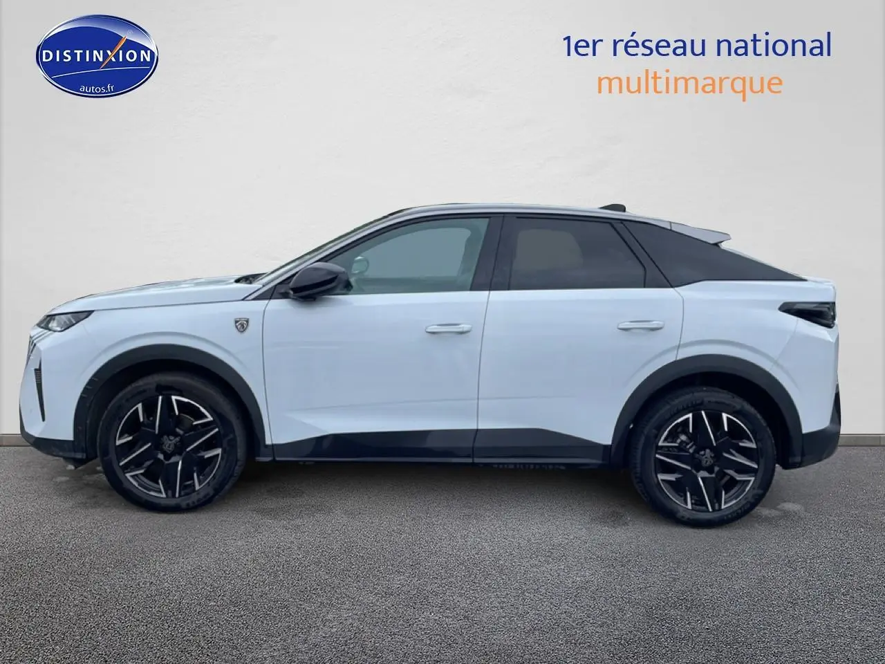 Peugeot 3008 blanc vue de profil côté gauche, avec toit noir et jantes alliage noires distinctives.
