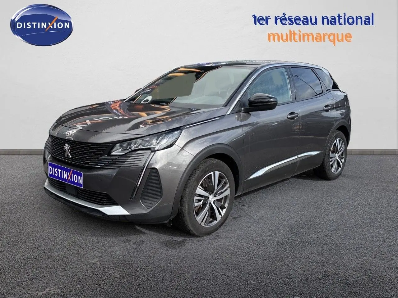 Peugeot 3008 Hybrid 180ch gris platinium métal, vue 3/4 avant droit, avec jantes alliage et calandre noire.