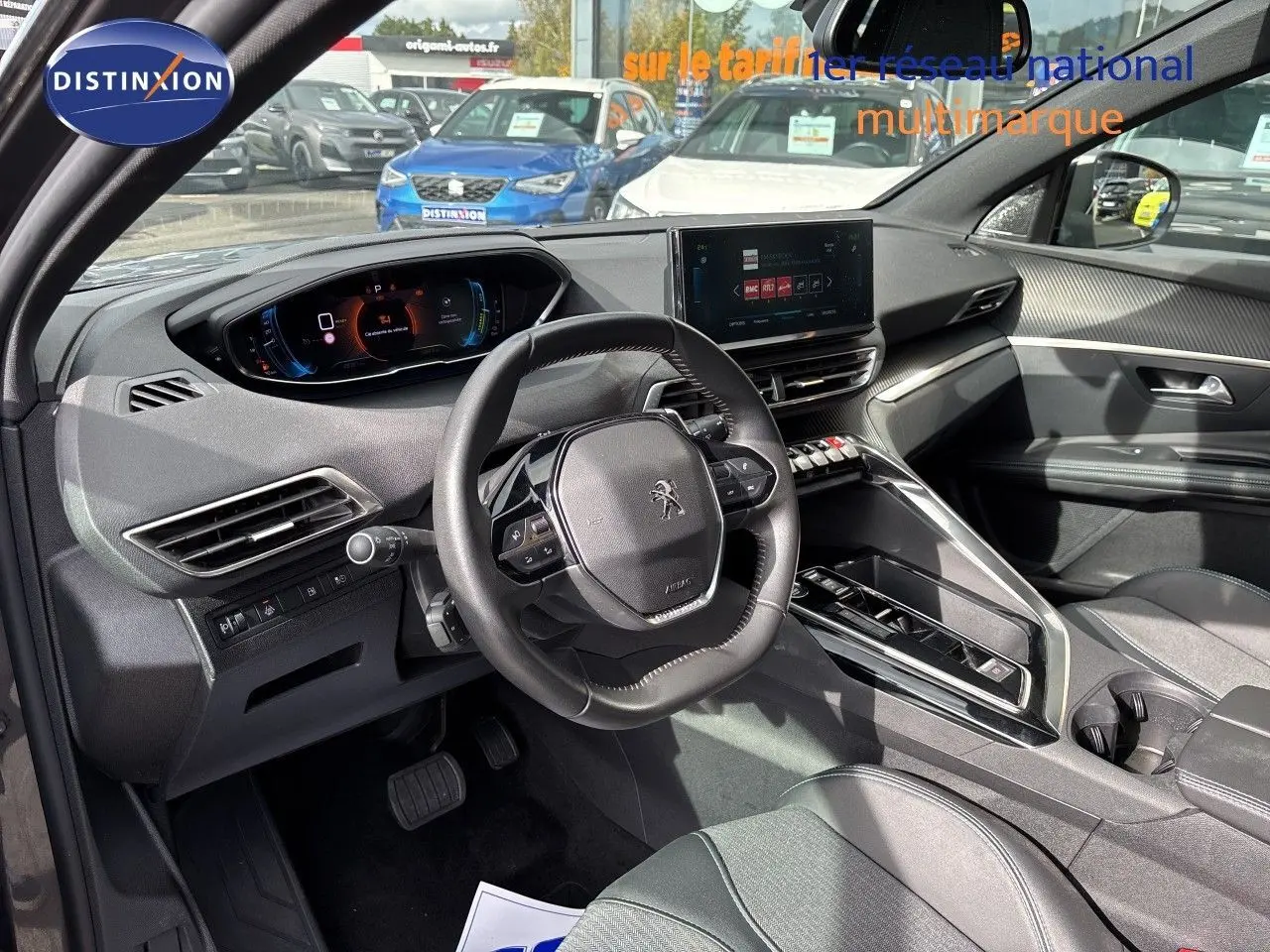 Vue intérieure côté conducteur du Peugeot 3008 Hybrid 180ch 2024, avec tableau de bord numérique et écran central tactile.