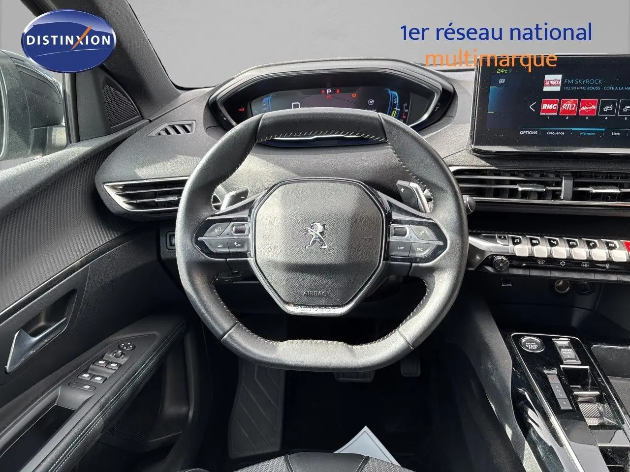 Vue intérieure centrée sur le volant cuir multifonction du Peugeot 3008 gris platinium, avec tableau de bord numérique et écran tactile.