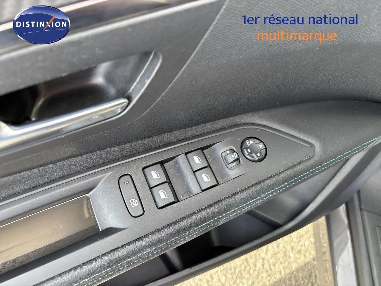 Gros plan sur la commande des vitres et rétroviseurs côté conducteur du Peugeot 3008 gris platinium 2024.