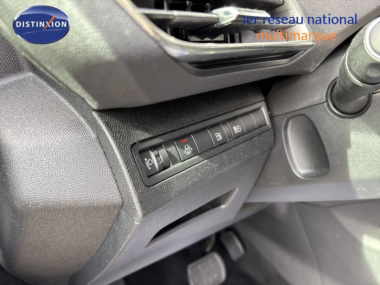 Détail intérieur du tableau de bord côté gauche du Peugeot 3008 Hybrid 180ch gris platinium, avec commandes d’éclairage.