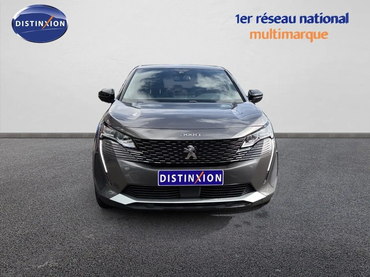 Vue frontale d'un Peugeot 3008 Hybrid gris platinium métal, mettant en valeur sa calandre et ses phares LED distinctifs.